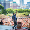 El cantante actúa ante miles de personas en Lollapalooza