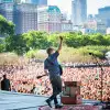 El cantante actúa ante miles de personas en Lollapalooza