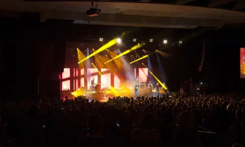 Actuación nocturna de artistas en el festival de Ravinia