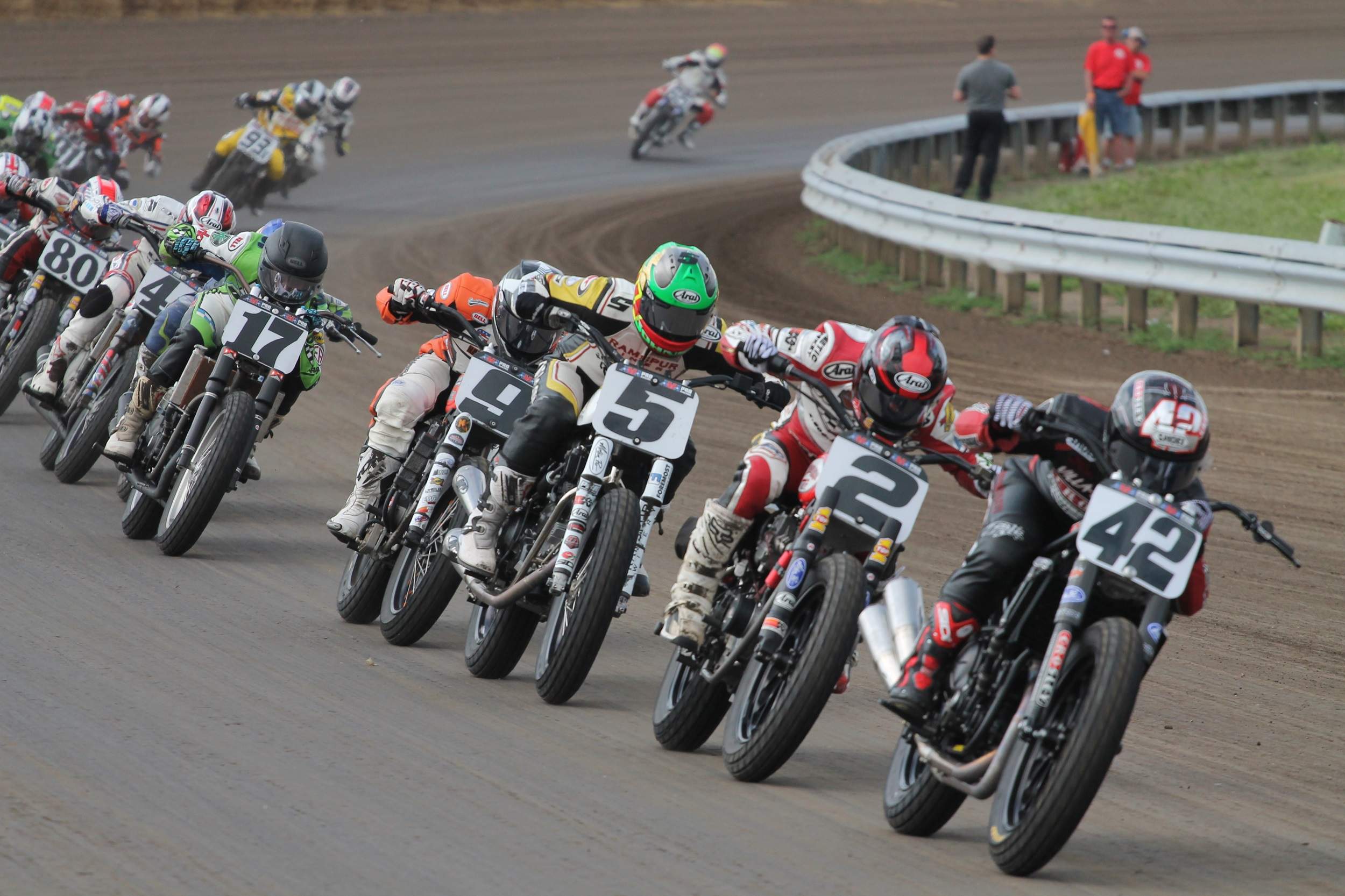 Una fila de motocicletas compitiendo en la pista de la Harley Davidson Springfield Mile