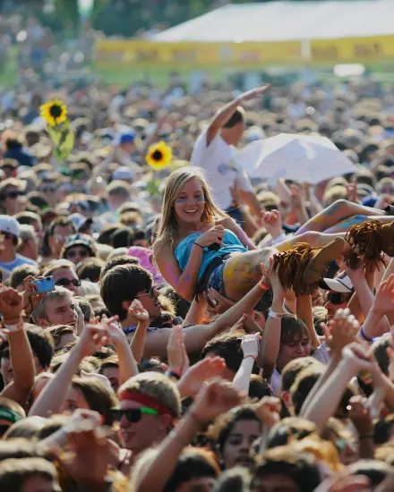 Una multitud llevando a una persona en volandas 