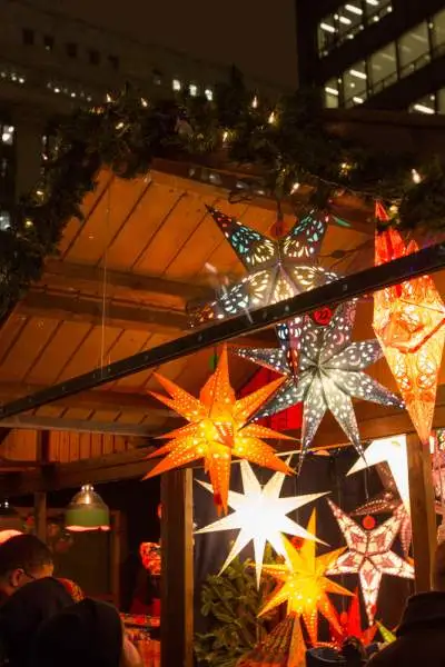 La gente echa un vistazo a las tiendas en el Christkindlmarket de Chicago