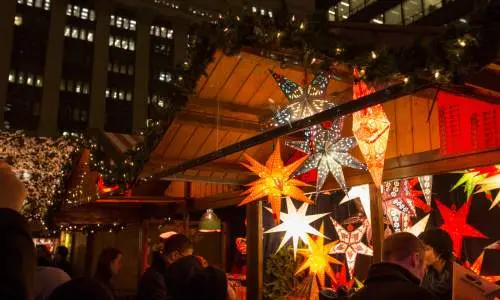 La gente echa un vistazo a las tiendas en el Christkindlmarket de Chicago
