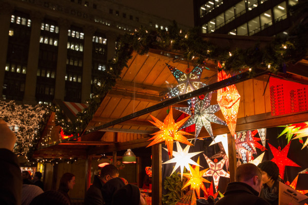 La gente echa un vistazo a las tiendas en el Christkindlmarket de Chicago