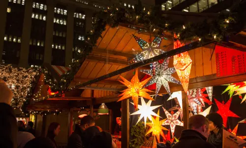 La gente echa un vistazo a las tiendas en el Christkindlmarket de Chicago