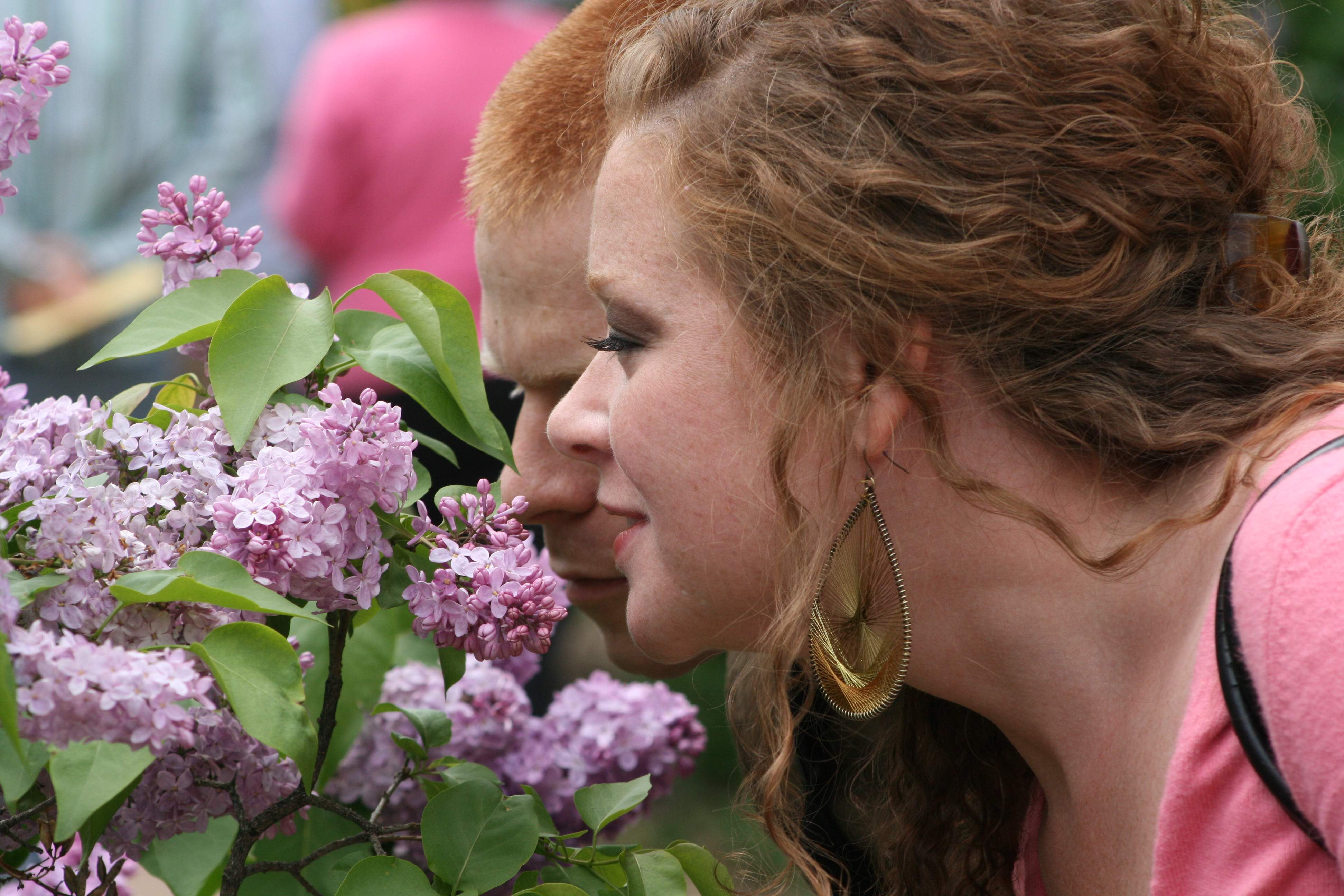 Dos personas esnifando lilas en el Festival Lilac Time de Lombard