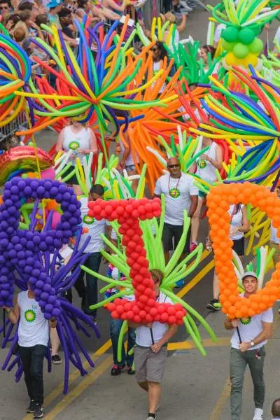 Globos del orgullo en la fiesta del orgullo