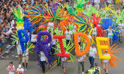 Globos del orgullo en la fiesta del orgullo