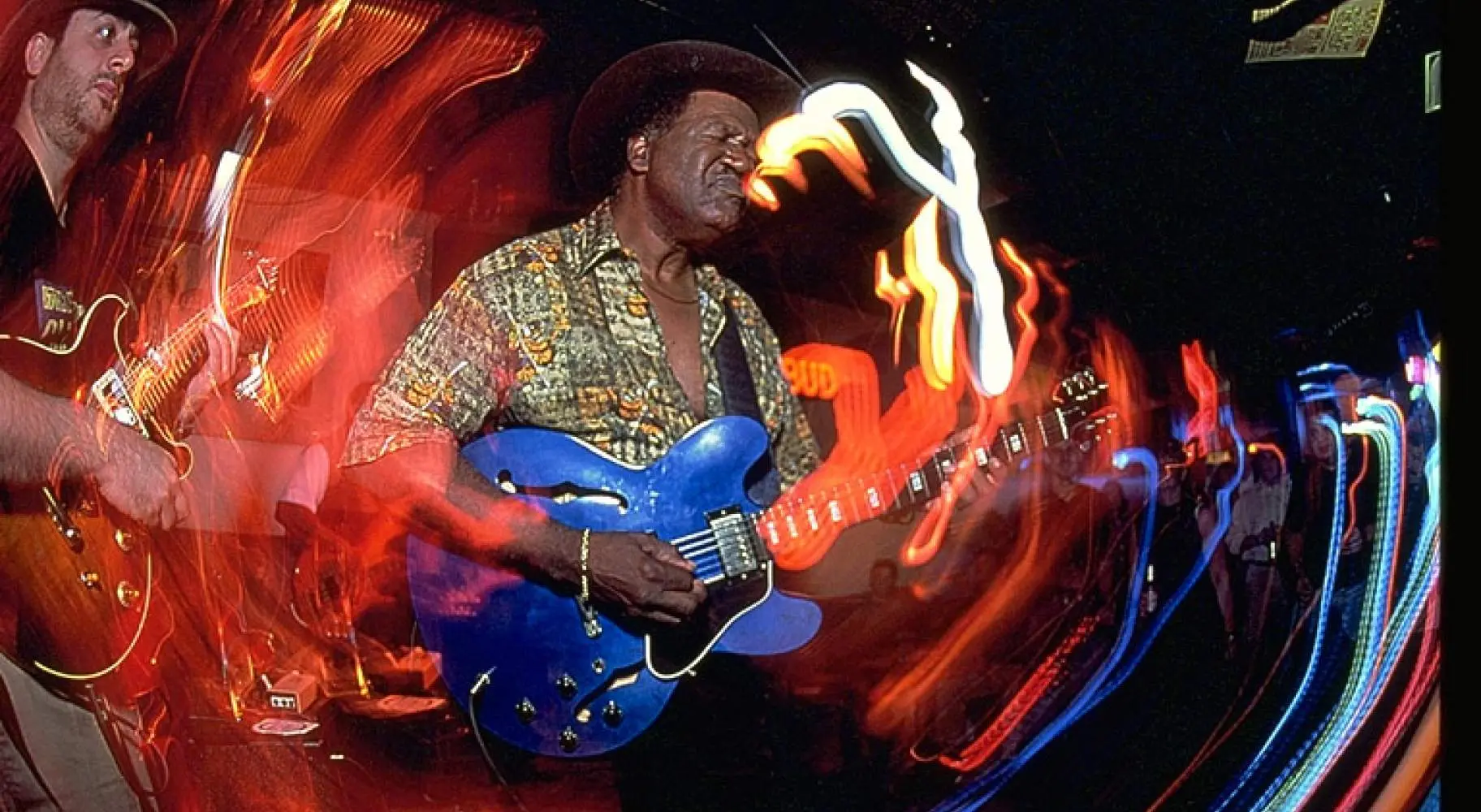 Un guitarrista tocando en el evento Rock 'Til The Drop en Nochevieja en el Hard Rock Cafe de Chicago.