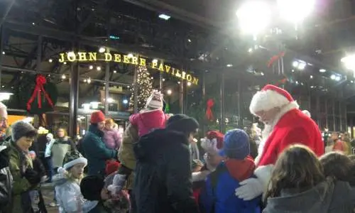Papá Noel frente al Pabellón John Deere