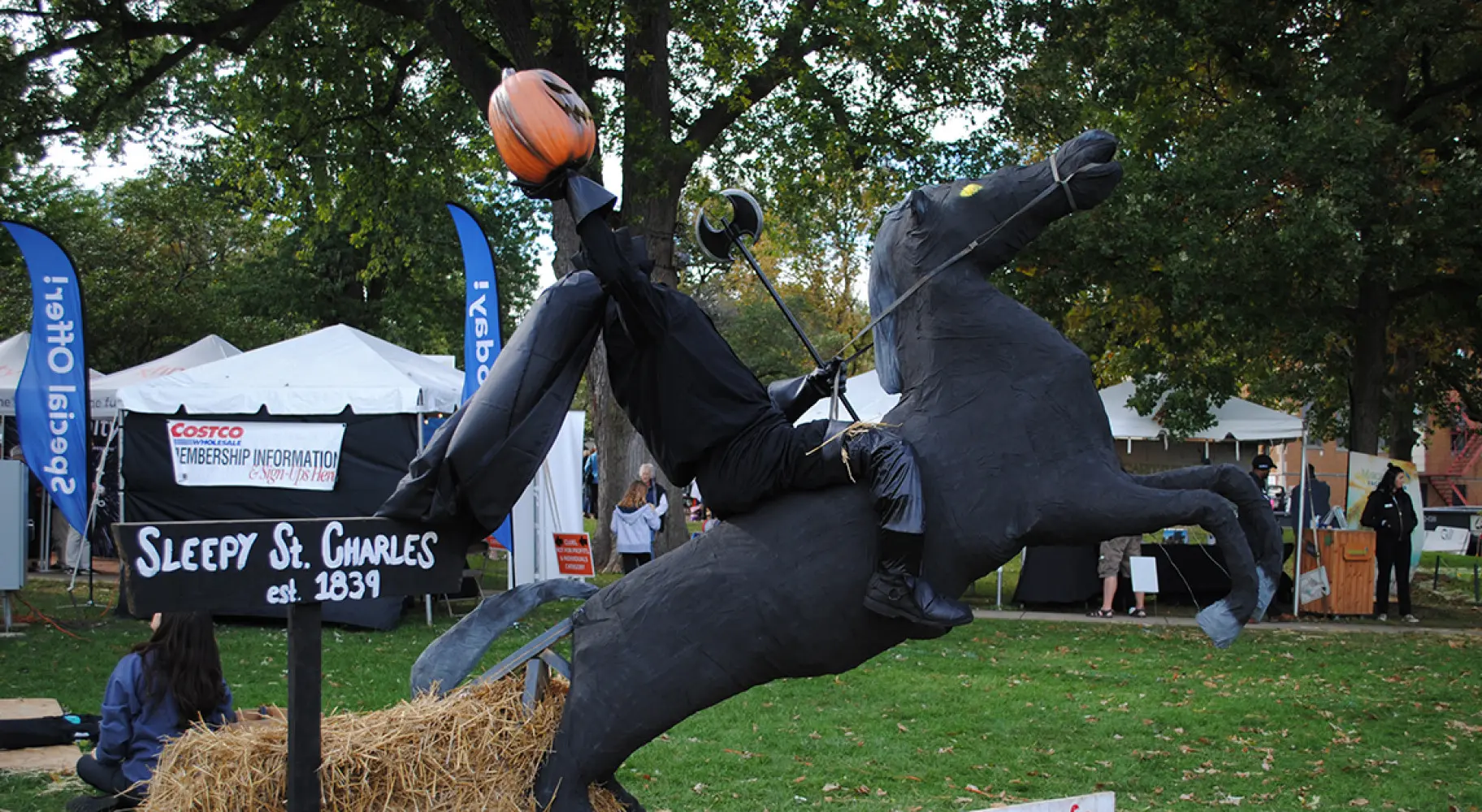 Espantapájaros sobre caballo de madera