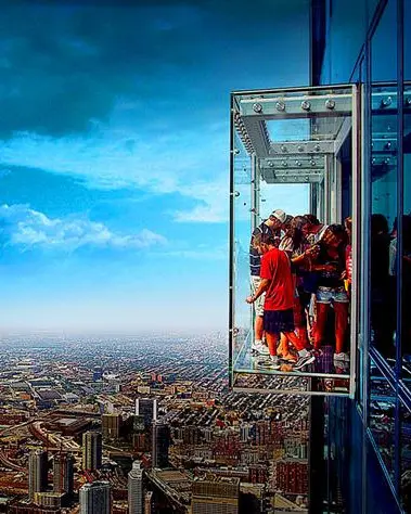 Gente en el skydeck mirando los edificios de abajo