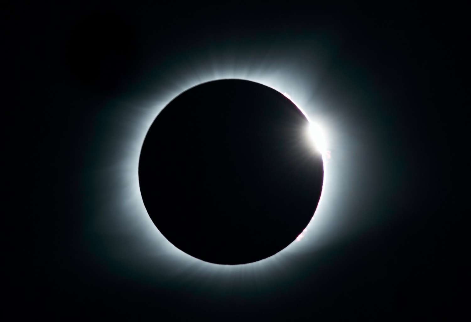 La luna pasa por delante del sol en un eclipse solar