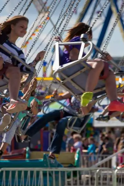 Paseo en columpio en la feria estatal