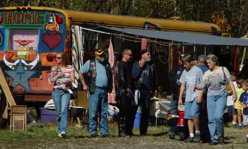 Asistentes a la Fiesta de los Buitres en Makanda