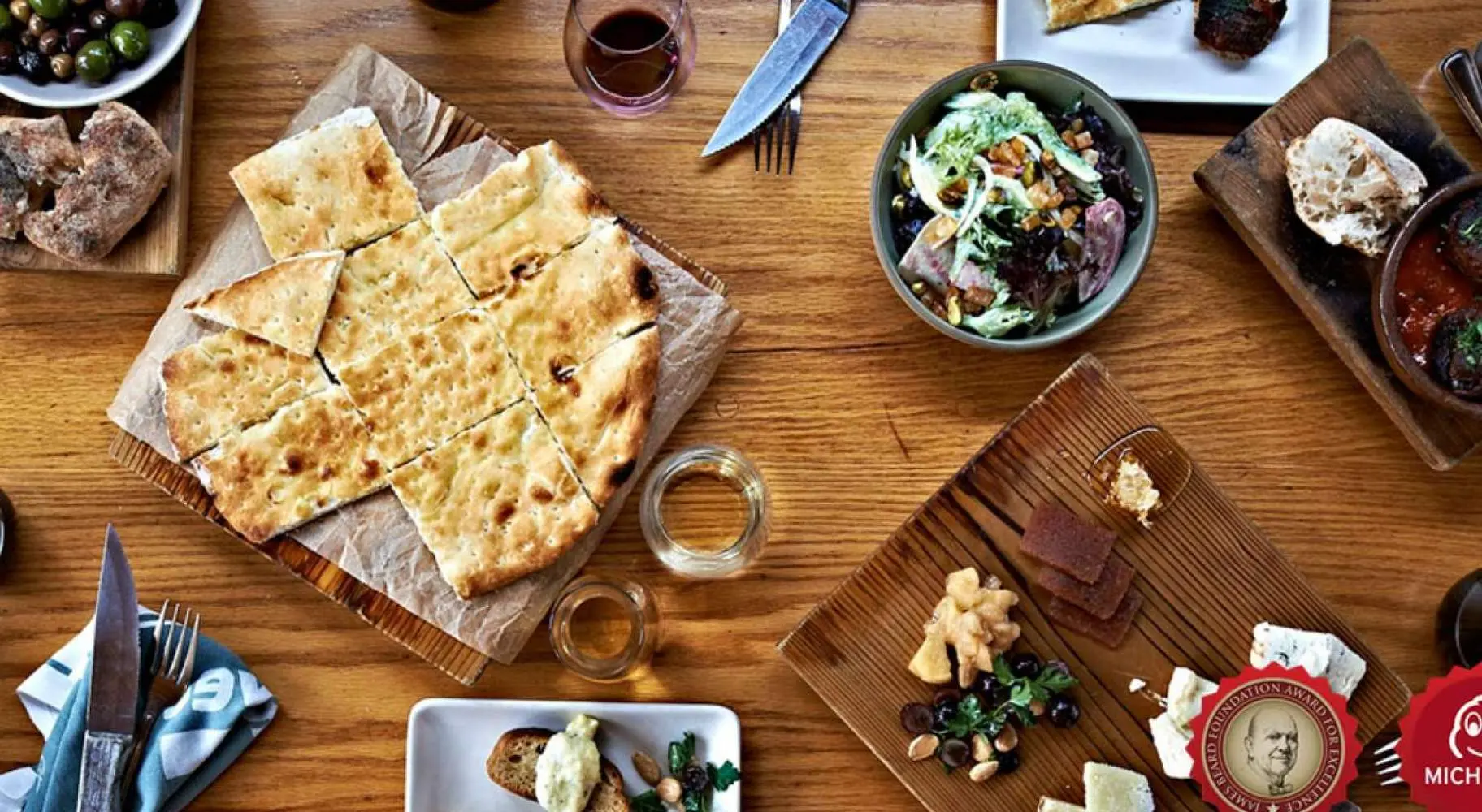 Toma aérea de los platos de Avec: un surtido de platos mediterráneos.