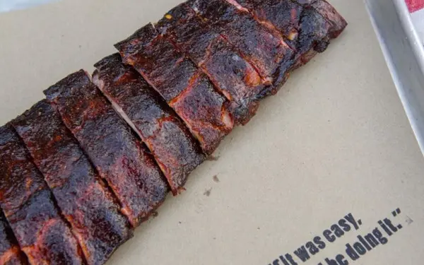 Costillas a la barbacoa colocadas en una bandeja