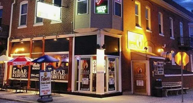 El exterior de un edificio de noche