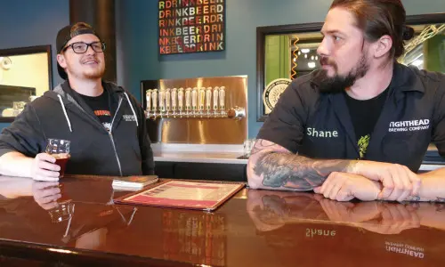 Dos personas detrás de la barra