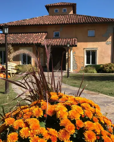 Una casa de viña con flores