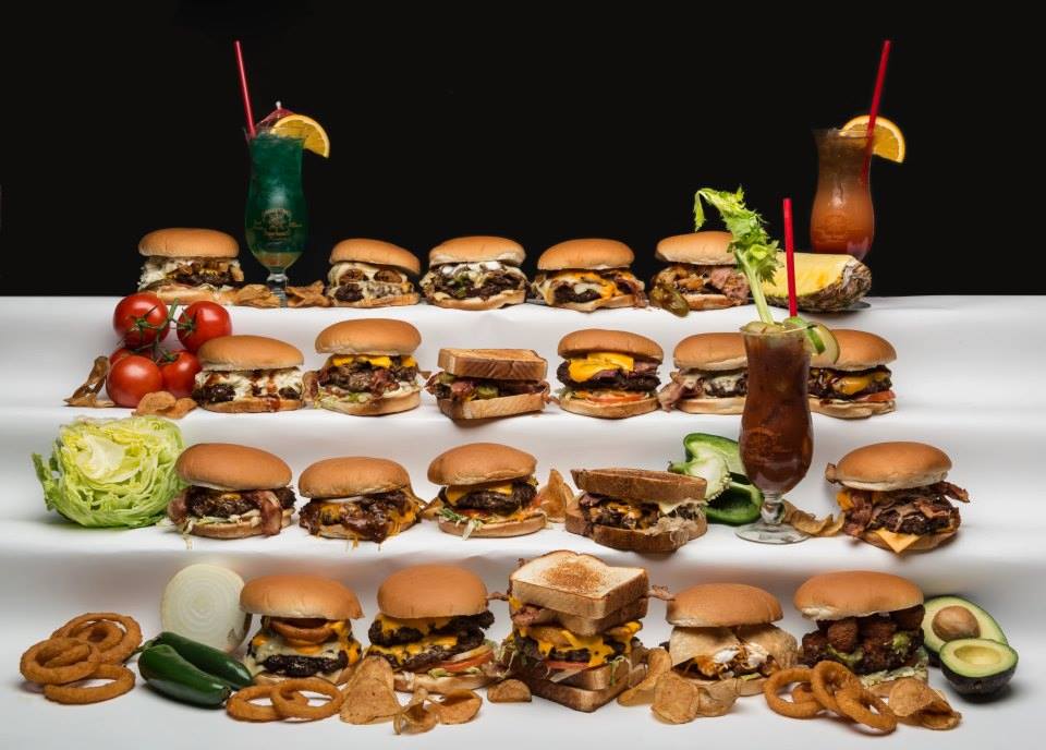 Una selección de hamburguesas, guarniciones y bebidas de Burger Barge en Peoria