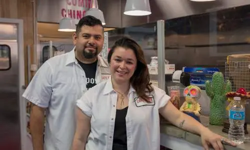 Propietarios del Café Tola. 