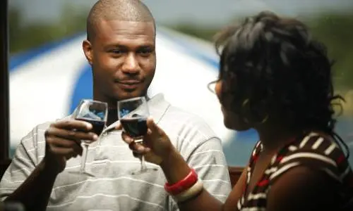 Un par de copas de vino 