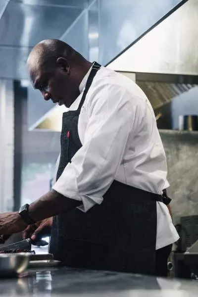 El chef Erick Williams prepara los ingredientes en el restaurante Virtue.