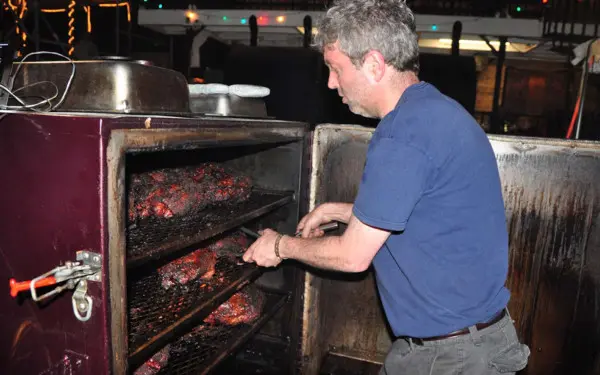 Willie, el dueño de Honky Tonk BBQ, también es el jefe de cocina del restaurante.