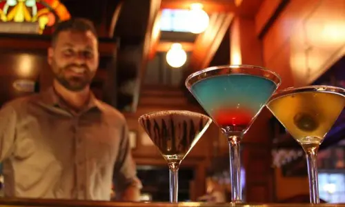 Cócteles en la barra de Martinis on Water Street, Peoria