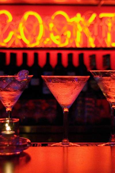 Copas de Martini en el mostrador de un elegante bar clandestino