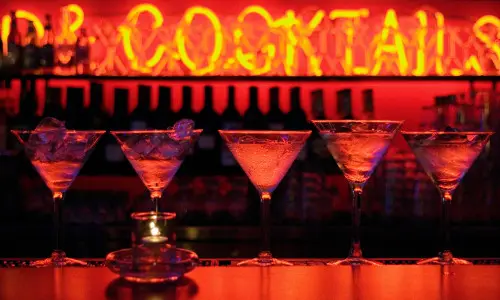 Copas de Martini en el mostrador de un elegante bar clandestino