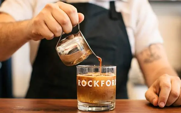 Persona sirviendo café