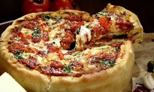 Una porción de pizza de borde alto servida