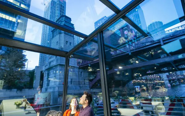 Una pareja admira las vistas desde la azotea acristalada del crucero Odyssey