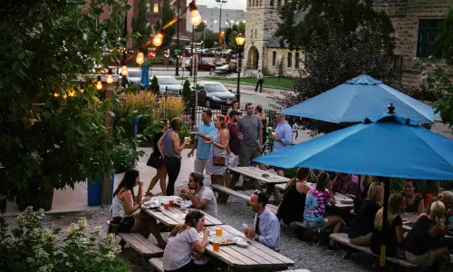 Al fresco bajo unas sombrillas 