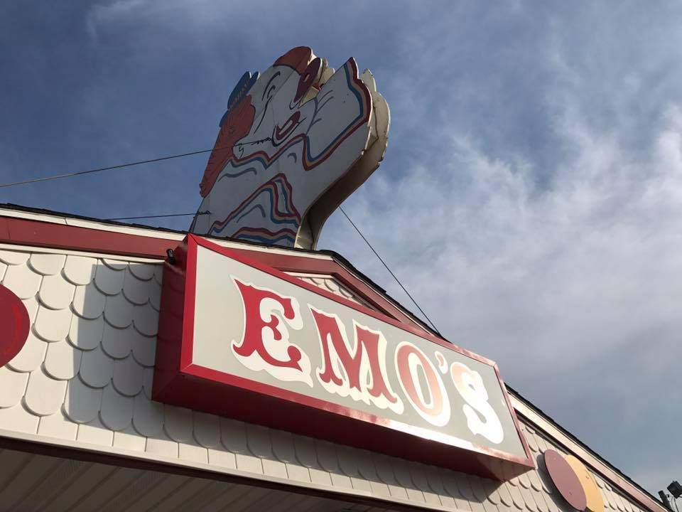 El cartel sobre la entrada de Emo's Dairy Mart en Peoria