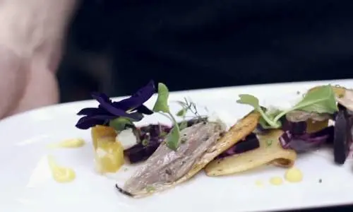 Un plato de comida en Epiphany Farms de Bloomington