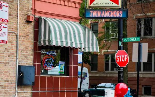 El exterior del famoso restaurante chicago bbq twin anchors