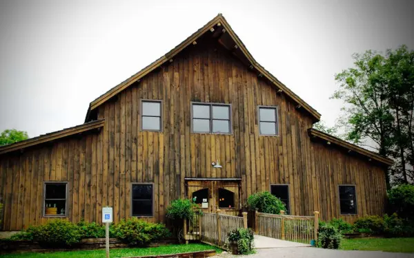 El exterior del edificio de madera del viñedo de Grapevine Sleepy Creek