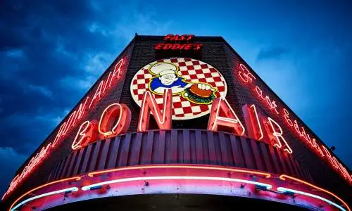 Cartel de comida iluminado