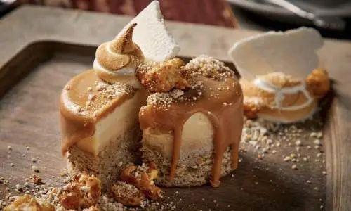 Un postre en un plato en Firefly Grill