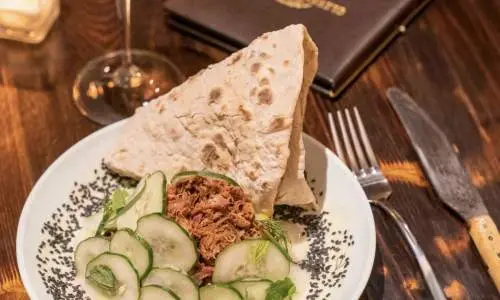 Un plato de comida en Cleveland Heath en Edwardsville