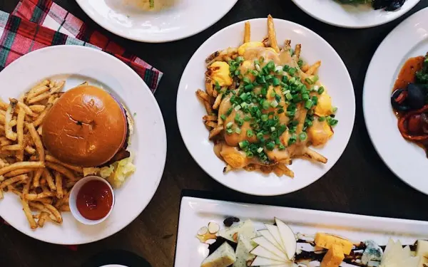 Hamburguesa y patatas fritas