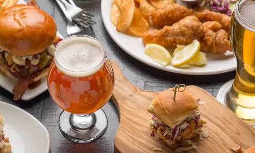 Comida y bebida en una mesa