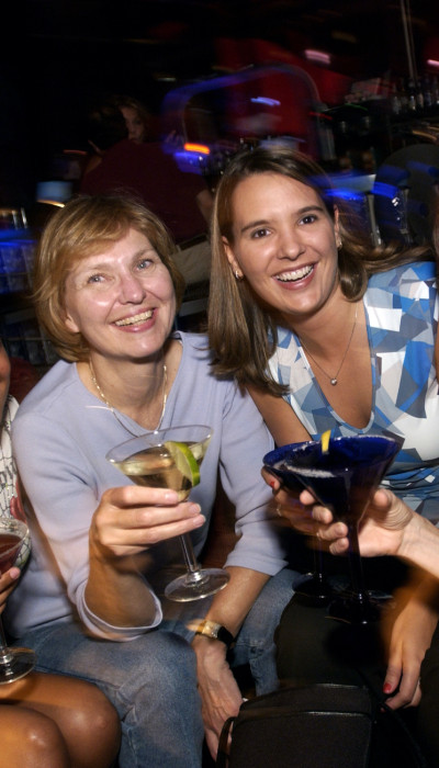 Cuatro mujeres disfrutando de una noche de cócteles