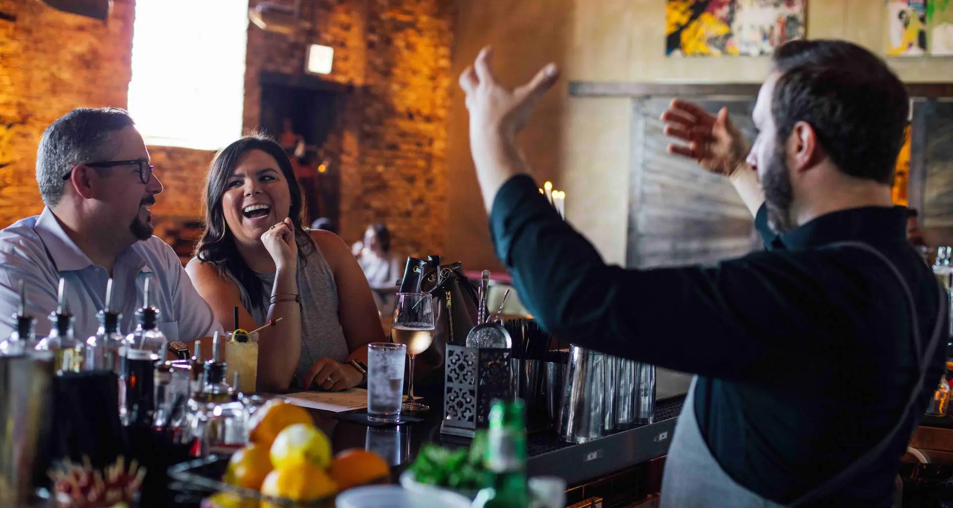 Camarero entreteniendo a los clientes. 