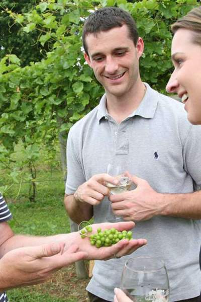 Un enólogo habla de las variedades de uva con los visitantes de Galena Cellars Vineyard and Winery.