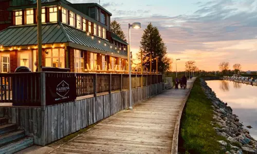 Lugar de elaboración de cerveza junto al agua