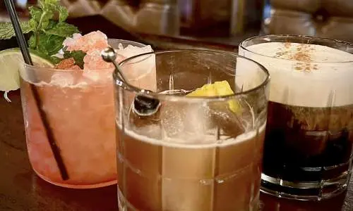 Tres cócteles en la barra de Havisham House en Alto Pass